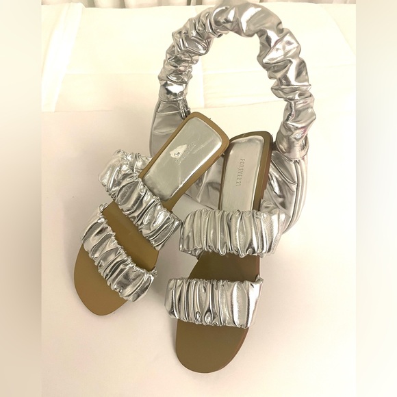 Preloved Silver Double Band Ruffle Sandals. - Picture 5 of 5
